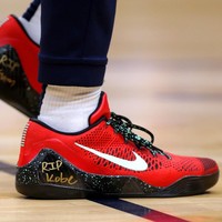 Pemain NBA Lonzo Ball dari New Orleans Pelicans mengekspresikan rasa belasungkawa atas meninggalnya mantan pebasket legendaris Kobe Bryant dengan memakai sneakers merah Nike yang dihiasi tulisan emas RIP Kobe saat bertanding melawan Boston Celtics di Smoothie King Center, New Orleans, Louisiana, AS, Minggu (26/1/2020). Kobe Bryant tewas bersama putrinya, Gigi, dalam kecelakaan helikopter di hari itu. (Foto: Jonathan Bachman/Getty Images)