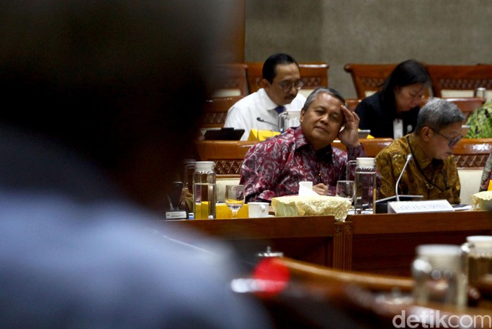 Gubernur BI Rapat Bareng Komisi XI DPR Komisi XI DPR RI menggelar rapat kerja dengan Bank Indonesia (BI). Rapat kerja itu membahas evaluasi kinerja tahun 2019 dan outlook perekonomian tahun 2020.