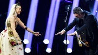 Gwen dan Blake membuat penonton menjadi baper dengan kemesraan mereka. Kevin Winter/Getty Images for The Recording Academy