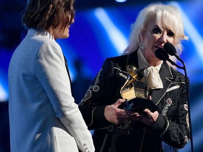 LOS ANGELES, CALIFORNIA - JANUARY 26: (L-R) Brandi Carlile and Tanya Tucker perform onstage during the 62nd Annual GRAMMY Awards at STAPLES Center on January 26, 2020 in Los Angeles, California. (Photo by Emma McIntyre/Getty Images for The Recording Academy)