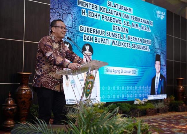 Di luar kemeja biru telor asin lengan panjang yang merupakan seragam Kementerian, ia memakai kemeja batik. Namun, batiknya memiliki motif unik. (Foto: Istimewa)