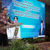 Di luar kemeja biru telor asin lengan panjang yang merupakan seragam Kementerian, ia memakai kemeja batik. Namun, batiknya memiliki motif unik. (Foto: Istimewa)