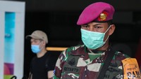 Seorang petugas TNI tampak menggunakan masker.