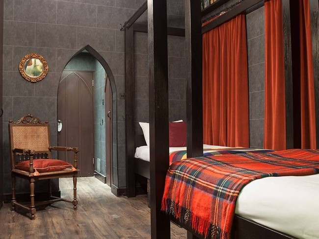 Kamar-kamar di Hotel Georgian House menampilkan nuansa misterius dan gothic sehingga membuat pengunjungnya seperti sedang berada di dalam sebuah kastil. Walaupun mengusung nuansa yang misterius namun kamar tidur di hotel ini terlihat cukup nyaman dengan selimut kotak-kotak yang berwarna-warni. Foto: dok. georgianhousehotel