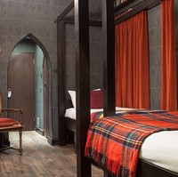 Kamar-kamar di Hotel Georgian House menampilkan nuansa misterius dan gothic sehingga membuat pengunjungnya seperti sedang berada di dalam sebuah kastil. Walaupun mengusung nuansa yang misterius namun kamar tidur di hotel ini terlihat cukup nyaman dengan selimut kotak-kotak yang berwarna-warni. Foto: dok. georgianhousehotel