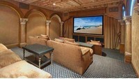 Selain itu, rumah mewah ini juga memiliki teater pribadi yang dapat diakses melalui pintu masuk utama, dengan tempat duduk setinggi stadion. Istimewa/Beam Real Estate.
