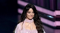 Dalam acara tersebut, Camila Cabello membawakan lagu First Man. Kevin Winter/Getty Images for The Recording Academy
