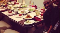 Saat bertanding di Manilla, Kobe Bryant dan teamnya mendapat jamuan makan bersama. Sebelum meja makan dipenuhi oleh banyak orang, Kobe Bryant ambil kesempatan untuk foto bersama. Foto: Instagram @kobebryant