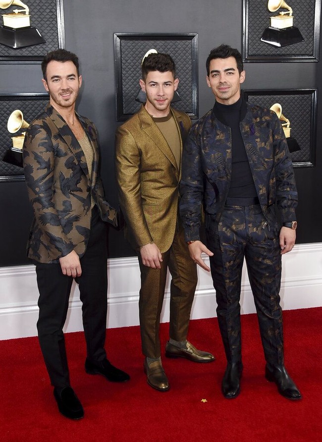 Tiga bersaudara Jonas Brothers memang masing-masing sudah punya istri. Tapi bukan berarti mereka melupakan para penggemarnya. Kamu bisa mengirimkannya teks ke nomor 323-880-0945. Foto: Jordan Strauss/Invision/AP