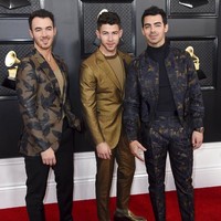 Tiga bersaudara Jonas Brothers memang masing-masing sudah punya istri. Tapi bukan berarti mereka melupakan para penggemarnya. Kamu bisa mengirimkannya teks ke nomor 323-880-0945. Foto: Jordan Strauss/Invision/AP