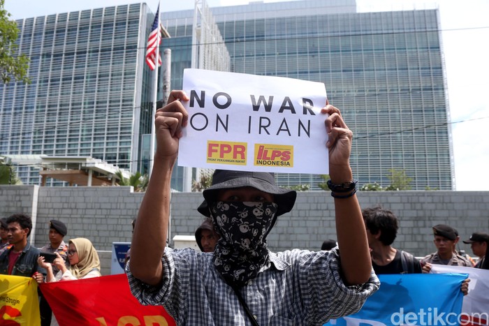 Demo Massa di Depan Dubes AS Sejumlah masa yang tergabung dalam Intermational League of People Struggle Indonesia, melakukan aksi unjukrasa di depan Keduataan Besar Amerika.
