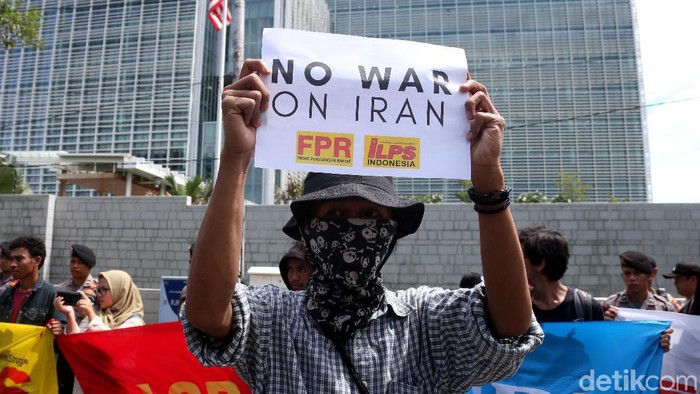Demo Massa di Depan Dubes AS Sejumlah masa yang tergabung dalam Intermational League of People Struggle Indonesia, melakukan aksi unjukrasa di depan Keduataan Besar Amerika.