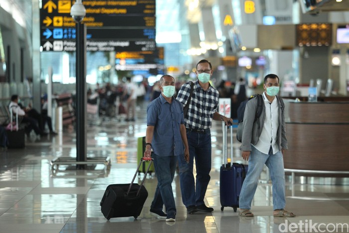 Sejumlah warga ramai-ramai menggunakan masker di Terminal 3, Bandara Soekarno Hatta, Tangerang. Hal itu dilakukan untuk antisipasi virus corona.