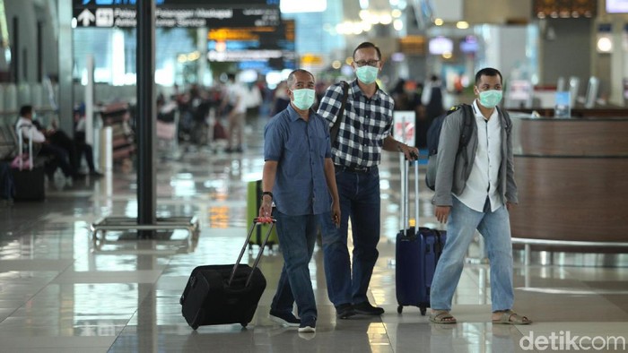Sejumlah warga ramai-ramai menggunakan masker di Terminal 3, Bandara Soekarno Hatta, Tangerang. Hal itu dilakukan untuk antisipasi virus corona.