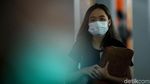 Antisipasi Virus Corona, Warga Pakai Masker di Bandara Soetta