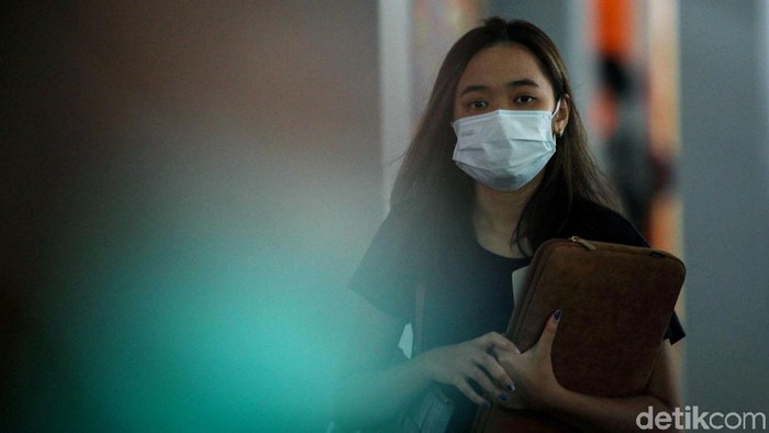 Sejumlah warga ramai-ramai menggunakan masker di Terminal 3, Bandara Soekarno Hatta, Tangerang. Hal itu dilakukan untuk antisipasi virus corona.
