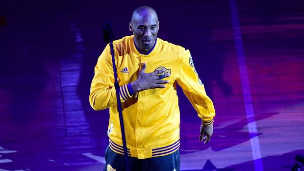 Kobe Bryant tetap datang lebih awal saat latihan meskipun mengalami patah tangan.