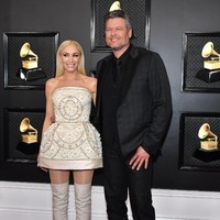 Mini dress struktural dari Dolce & Gabbana menemani penampilan Gwen Stefani di Grammy Awards 2020. Gaun yang dipakai kekasih Blake Shelton itu dihiasi ratusan kerang putih. (Foto: Amy Sussman/Getty Images)