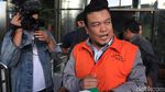 Ditahan KPK, Eks DPRD Bandung Acungkan Jempol