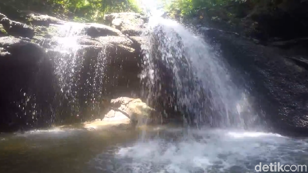 Air Terjun Ini Punya Pelangi Mini