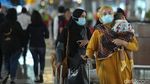 Antisipasi Virus Corona, Warga Pakai Masker di Bandara Soetta