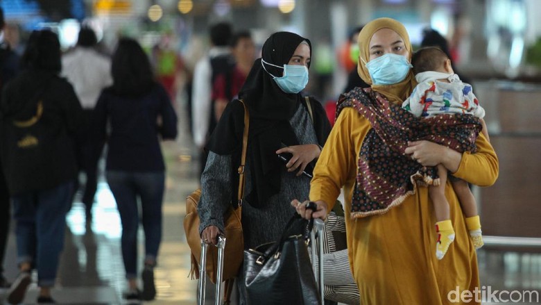 Ramai-ramai Pakai Masker di Bandara Soetta Sejumlah warga ramai-ramai menggunakan masker di Terminal 3, Bandara Soekarno Hatta, Tangerang. Hal itu dilakukan untuk antisipasi virus corona.