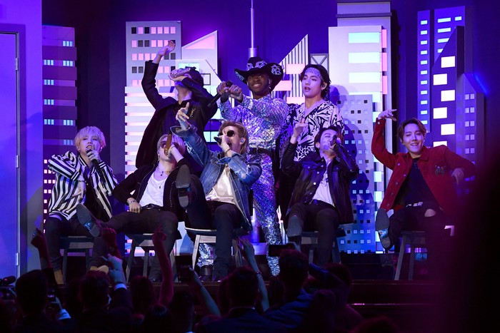 Lil Nas X dan BTS LOS ANGELES, CALIFORNIA - JANUARY 26: (L-R) Lil Nas X and BTS perform onstage during the 62nd Annual GRAMMY Awards at Staples Center on January 26, 2020 in Los Angeles, California. (Photo by Kevork Djansezian/Getty Images)
