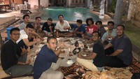 Tak melulu makanan mewah, Rizky tak keberatan makan lesehan di pinggir kolam renang. Makanan merekapun hanya dialasi kertas nasi. Yang penting kebersamaannya! Foto: Instagram rizkynazar20