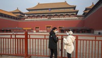 Seorang wisatawan mengambil foto Gerbang Tiananmen yang berbatasan dengan Lapangan Tiananmen yang ditutup untuk mengantisipasi meningkatnya penyebaran virus corona di masa libur Tahun Baru Imlek.