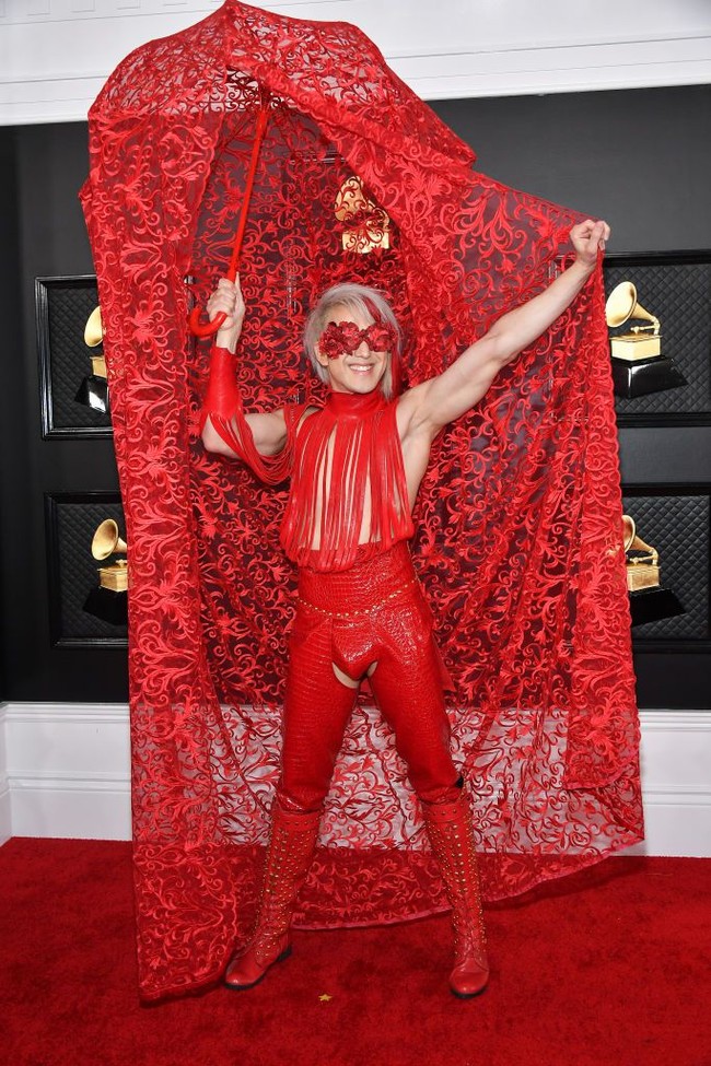 Jika tujuan Ricky Rebel memakai baju ini untuk menarik perhatian, maka dia sudah berhasil. Tapi bukan karena alasan yang bagus. Pakaian serba merah ditambah payung berbahan lace membuat ia seperti pemain karnaval. Belum lagi, celana ketat yang membuat aset nya jadi pusat perhatian. Foto: Amy Sussman/Getty Images