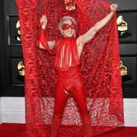 Jika tujuan Ricky Rebel memakai baju ini untuk menarik perhatian, maka dia sudah berhasil. Tapi bukan karena alasan yang bagus. Pakaian serba merah ditambah payung berbahan lace membuat ia seperti pemain karnaval. Belum lagi, celana ketat yang membuat aset nya jadi pusat perhatian. Foto: Amy Sussman/Getty Images