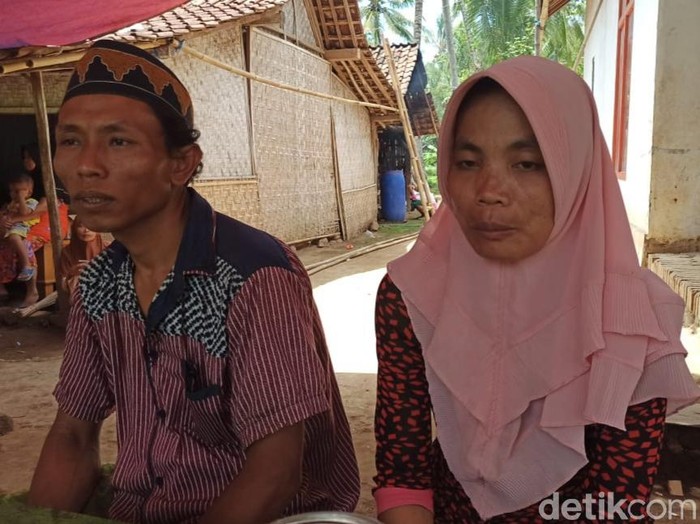 Romli dan Susiama hanya bisa termenung, menangis dan sesekali pingsan mengenang putrinya. Mereka merupakan orang tua Miss RS atau Rosidah (17), wanita yang mayatnya ditemukan gosong terbakar.