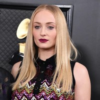 Mendukung sang suami Joe Jonas, Sophie Turner tampil dengan lipstik bold warna plum. Untuk mata, menggunakan eyeshadow nuansa pink dengan maskara tebal di atas dan bawah mata.  Foto: Getty Images