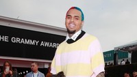 Chris Brown bersama putrinya, Royalty Brown, di Grammy Awards 2020 di California, AS pada Minggu (26/1). Rich Fury/Getty Images for The Recording Academy
