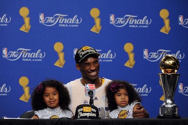 Kobe Bryant yang mendapat julukan Mamba itu ditemani kedua putrinya saat sebuah sesi jumpa pers. Dari pernikahannya dengan Vanessa Laine, Kobe dikaruniai empat putri. (Foto: Getty Images)
