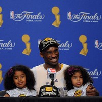 Kobe Bryant yang mendapat julukan Mamba itu ditemani kedua putrinya saat sebuah sesi jumpa pers. Dari pernikahannya dengan Vanessa Laine, Kobe dikaruniai empat putri. (Foto: Getty Images)