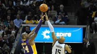 Bryant berebut bola dengan Vince Carter dalam pertandingan Los Angeles Lakers vs Memphis Grizzlies pada 24 Februari 2016. Frederick Breedon/Getty Images.