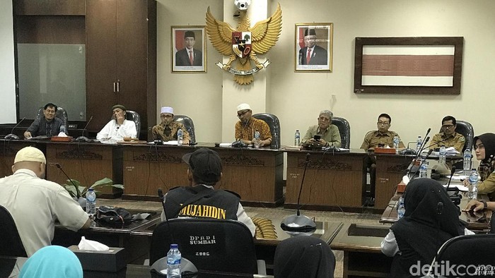 Forum Masyarakat Minangkabau meminta DPRD Sumbar menegur Gubernur Irwan Prayitno yang menyambut turis China (Jeka Kampai/detikcom)