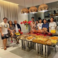 Postingan foto Jayvee yang memperlihatkan before-after kondisi keluarganya jadi viral. Netizen pun kagum dengan bakti sang anak angkat kepada Nanay dan Tatay yang bukan orangtua kandungnya. Foto: Facebook/ Jayvee Lazaro Badile II