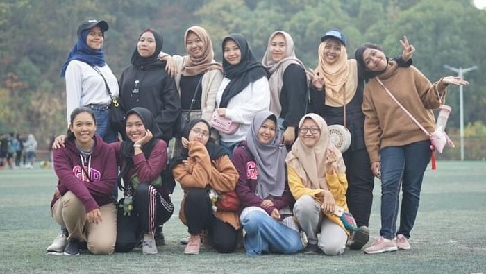 Belasan mahasiswi Unesa Surabaya yang mendapat beasiswa di Central China Normal University (CCNU) Wuhan, China dalam kondisi baik. Mereka menanti dievakuasi dari kota yang tengah dihantui Virus Corona.