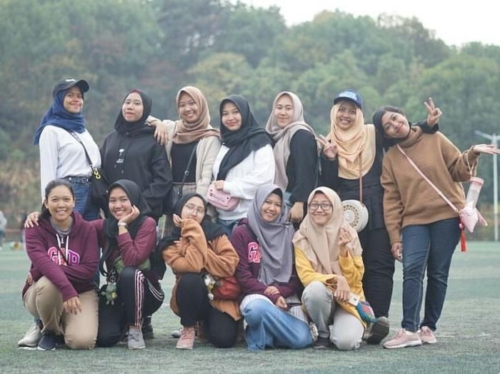 Belasan mahasiswi Unesa Surabaya yang mendapat beasiswa di Central China Normal University (CCNU) Wuhan, China dalam kondisi baik. Mereka menanti dievakuasi dari kota yang tengah dihantui Virus Corona.