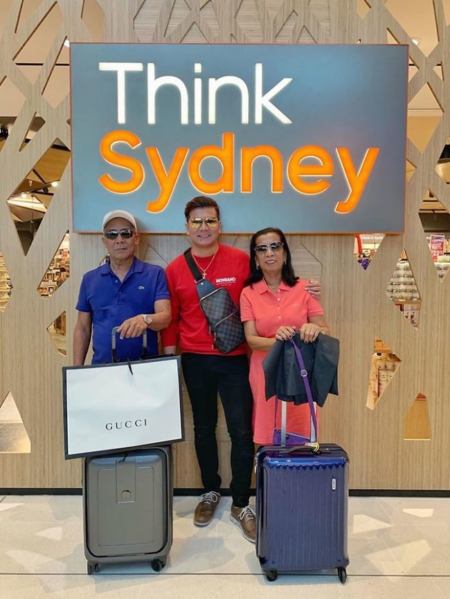 Selain membangunkan rumah mewah, Jayvee juga mengajak orangtuanya jalan-jalan keliling dunia. Good boy, Jayvee! Foto: Facebook/ Jayvee Lazaro Badile II