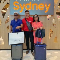 Selain membangunkan rumah mewah, Jayvee juga mengajak orangtuanya jalan-jalan keliling dunia. Good boy, Jayvee! Foto: Facebook/ Jayvee Lazaro Badile II