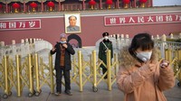 Sejumlah wisatawan mendatangi Lapangan Tiananmen di Beijing, China, meski salah satu objek wisata populer di Negeri Tirai Bambu itu ditutup untuk sementara waktu guna mengantisipasi meningkatnya penyebaran virus corona jenis baru di musim libur Tahun Baru Imlek.