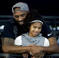 Keduanya semakin dekat karena Kobe Bryant menjadi pelatih tim basket putrinya. Seperti disebut LA Times, Gianna menjadi pengingat bagi orang-orang bahwa Kobe tak memerlukan seorang putra untuk melanjutkan jejaknya sebagai pebasket. (AP Photo/Chris Carlson)
