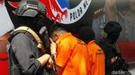 Dua Pengedar Ekstasi Digiring Polisi Bersenjata di Polda Metro Jaya