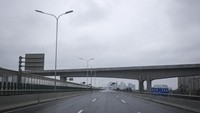 Jalan-jalan di kawasan Wuhan, China, tampak sepi dari kendaraan. Otoritas setempat mengimbau warga untuk tinggal di dalam rumah guna mengantisipasi terjangkit virus corona jenis baru tersebut. Wanghe via Getty Images.