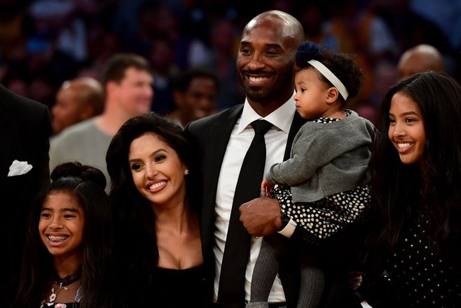 Kenangan manis Kobe Bryant dan keluarga ini terjadi saat sang pebasket pensiun sebagai pemain Los Angeles Lakers dengan dua jerseynya yaitu nomer 8 dan 24. Kobe berpose bersama istrinya, Vanessa Bryant, dan ketiga anaknya, Natalia, Gianna dan Bianka. Foto: Dok. Instagram, Dok. Getty Images