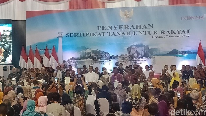 Presiden Jokowi bagikan sertifikat tanah di Gresik, Jawa Timur
