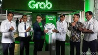 Grab Electric bisa mengantar penumpang dari dalam bandara menuju tempat tujuannya. Sejauh ini, Grab menyediakan 20 mobil listrik.